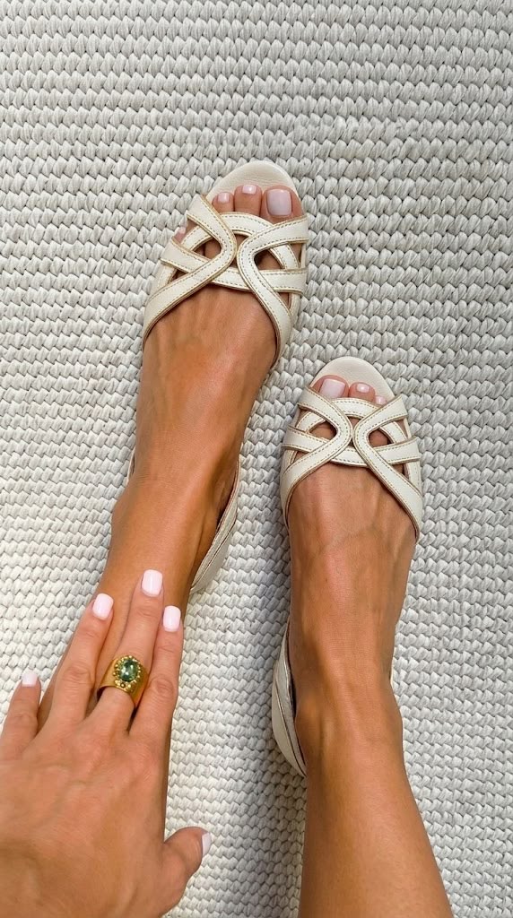 Camilla | Flettede cremefarvede sandaler