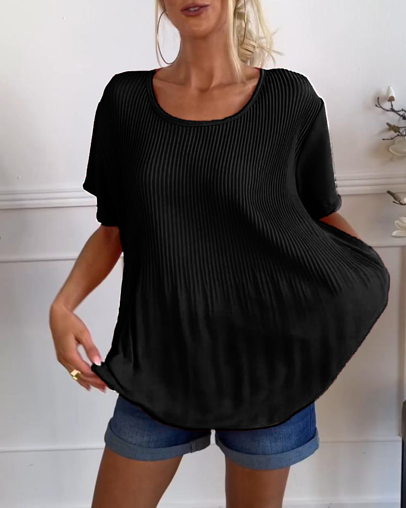 Ensfarvet bluse med læg og rund hals