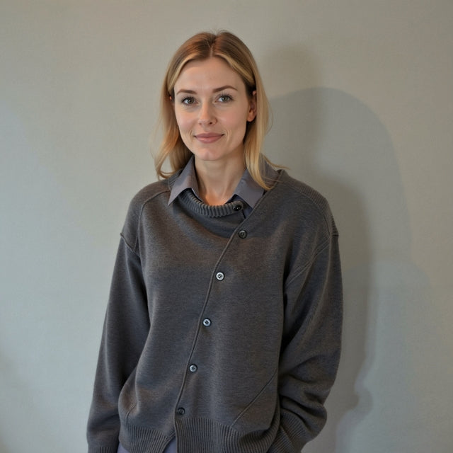 Esther | Komfortabel vest med legesygt knappedetalje