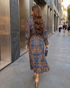 Isadora™ – Elegant midi-kjole med knude i taljen og kunstnerisk print