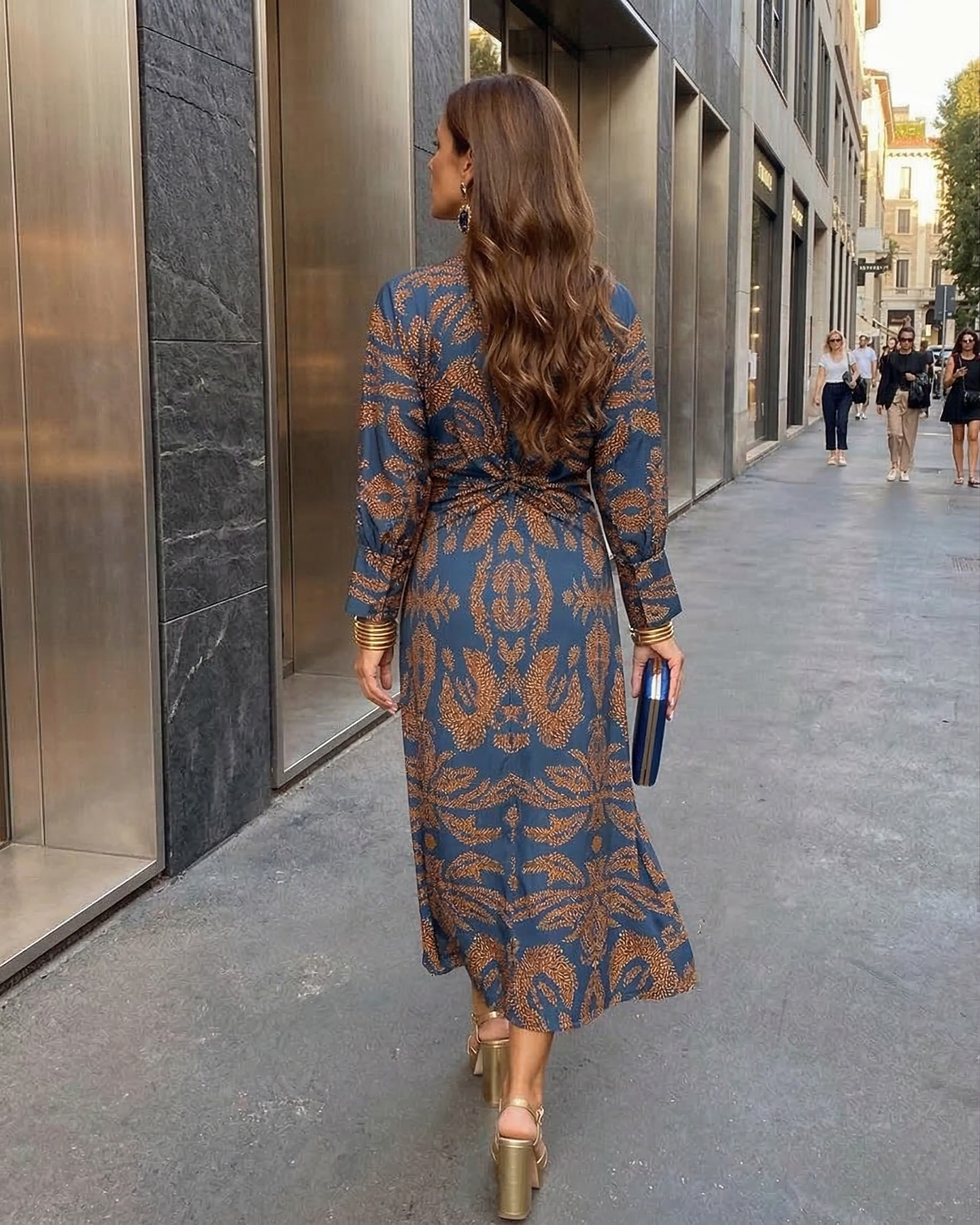 Isadora™ – Elegant midi-kjole med knude i taljen og kunstnerisk print
