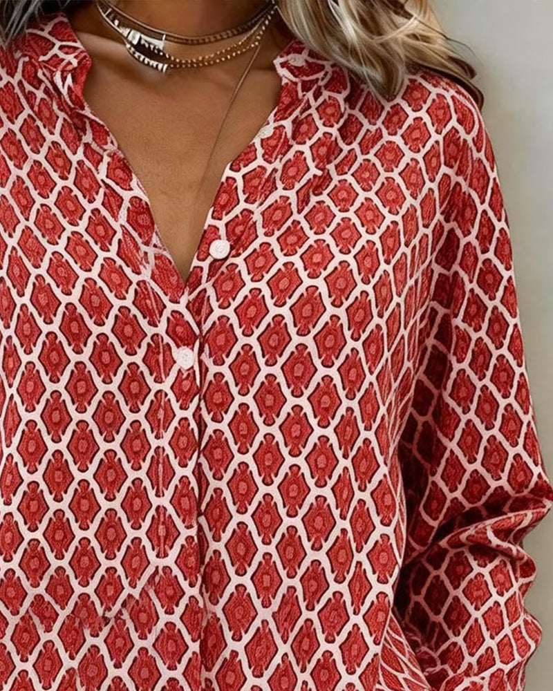 Zeriva™ – Grafisk Bluse med V-Hals
