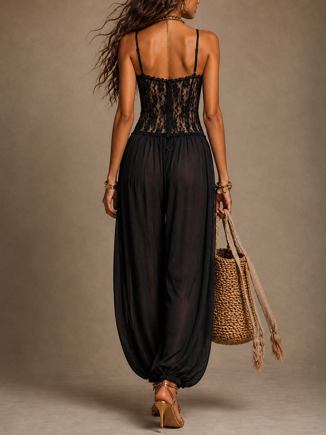 Laia | Halter-jumpsuit med flydende blondestof