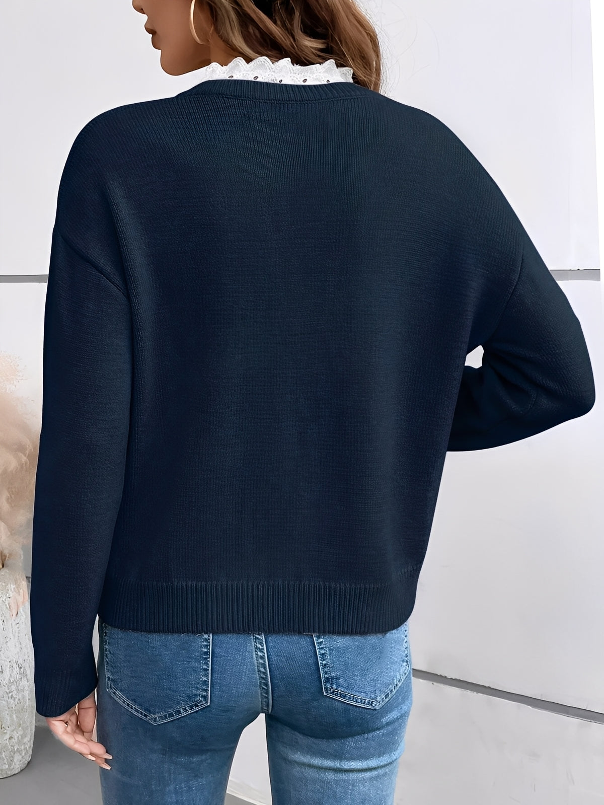 Sanne | Elegant striktrøje med elegant blondekrave