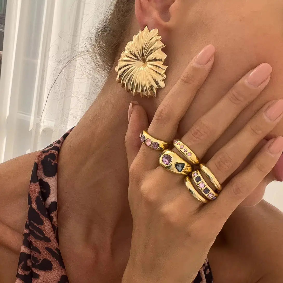 Sæt med 6 guldfarvede ringe med lilla zirkon – justerbar og luksuriøs finish