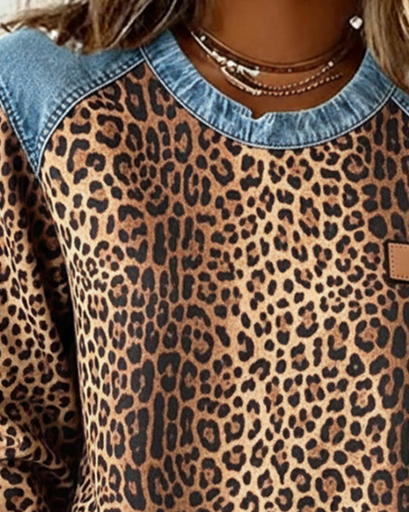 Ilse | Leopardprintet sweater med denim-patchwork