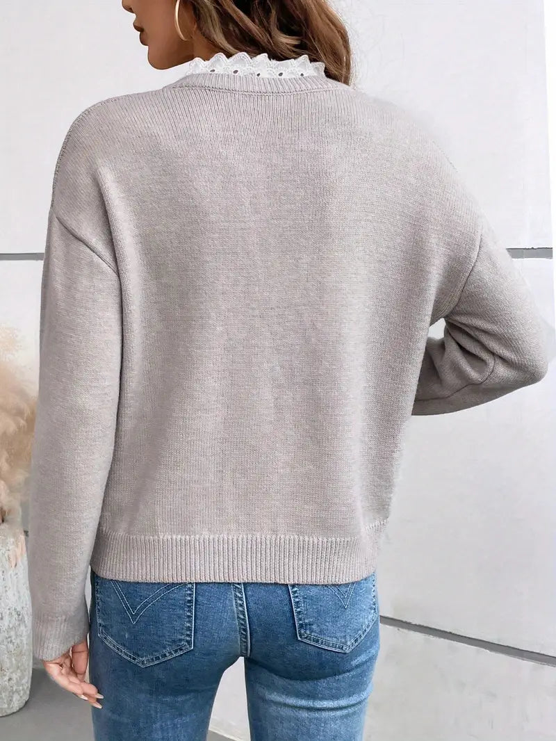 Sanne | Elegant striktrøje med elegant blondekrave