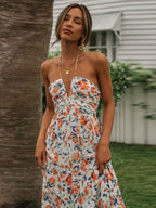 Elin™ Sommerbryllupsgæstekjole med orange blomster og V-udskæring