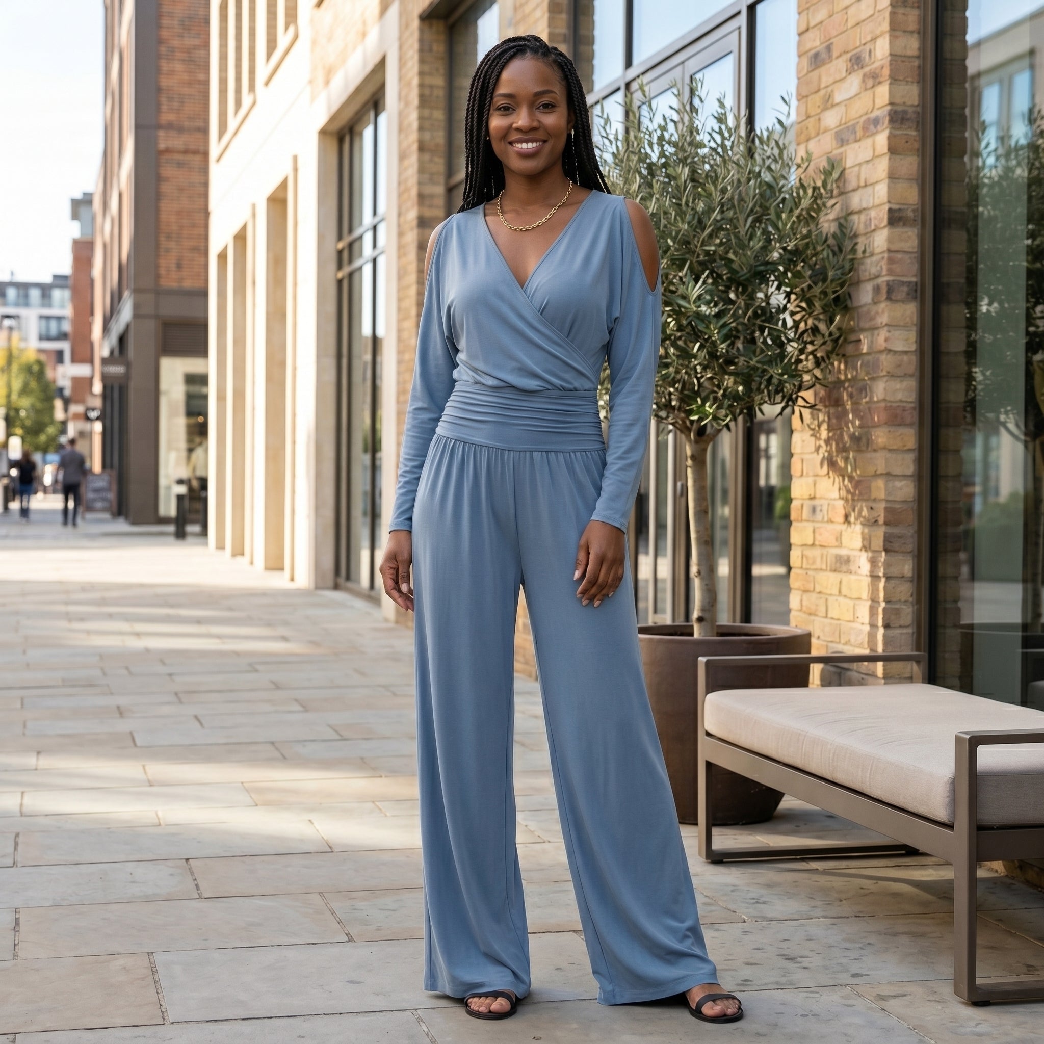 Beatriz - Flydende jumpsuit med elegant krydsudskæring