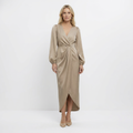 Lang maxi-kjole med krydset halsudskæring