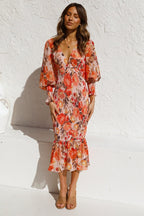 Kiana™ - Orange langærmet kjole med elegant print og V-udskæring