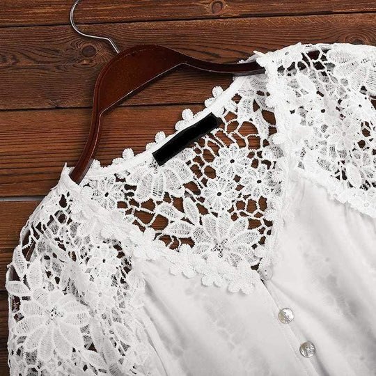 SARA - Bluse med blomstret blonde